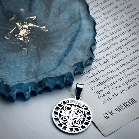 Pingente São Bento Grande Vazado - comprar online