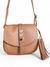 Bolsa feminina tiracolo pequena na cor caramelo com detalhes em metal e franjas.