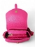 Bolsa feminina tiracolo pequena na cor rosa, com compartimento interno visível e fecho dourado.