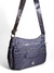 Bolsa feminina transversal média em cor roxa, com alça ajustável e múltiplos bolsos frontais.
