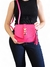 Mulher segurando uma bolsa feminina tiracolo pequena rosa com detalhes dourados.