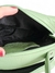 Interior da bolsa feminina transversal baú média verde menta em couro legítimo, mostrando a parte interna da bolsa.