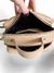 Bolsa feminina transversal baú nude em couro legítimo, vista da parte interna mostrando o forro em tecido preto e bolso interno.