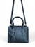 Bolsa feminina tiracolo média na cor preta, com alças e detalhes em costura lateral.