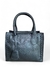 Bolsa feminina tiracolo média na cor preta, com detalhes em costura lateral e alças curtas.