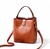 Bolsa tiracolo preta com textura croco, alças e fecho em metal, ideal para uso diário.