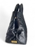 Bolsa transversal preta em couro legítimo com alça de mão, modelo moderno e elegante.