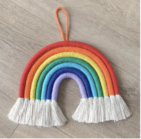 pendente arco-iris macramê vermelho