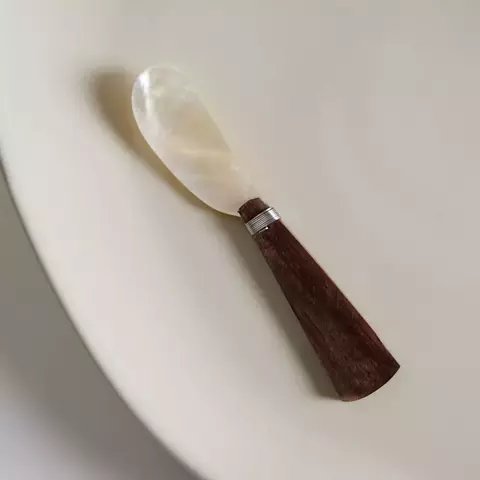 Untador de nacar y mango de madera 12cm.