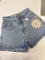 SHORT JEANS MOM FLOR CROCHÊ