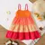 Vestido escalonado con bloques de color y flores