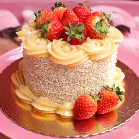 BOLO BRIGADEIRO BRANCO COM MORANGO - comprar online