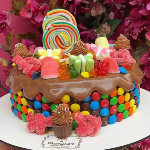 BOLO BRIG AO LEITE COM M&M's NA LATERAL E GULOSEIMAS