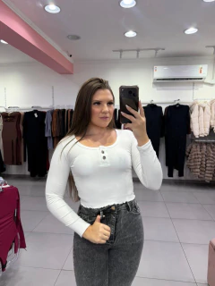 Cropped Canelado Térmico Com Manga Longa E Detalhe Dois Botões Branco SKU 352 - comprar online