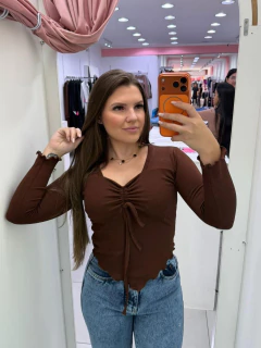Cropped Tecido Brilhoso Com Manga Longa E Regulagem Na Frente Marrom Escuro SKU 378 - comprar online