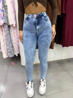 Calça Jeans Sal E Pimenta Lavagem Clara Manchada Botão Rosa Escrita Rosa Pink SKU 4826 - comprar online