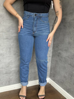 Calça Mom Jeans Sal e Pimenta Tradicional Com Detalhe na Frente