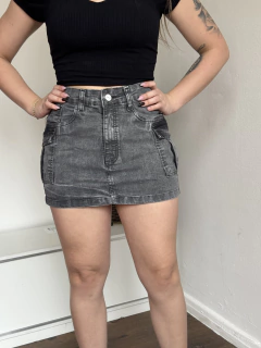 Saia Jeans Cargo Cinza com Botão Branco SKU 204020