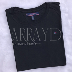 REMERA TOMMY LISA 2x1 + SHORT DE BAÑO TOMMY DE REGALO - Arrayd Indumentaria