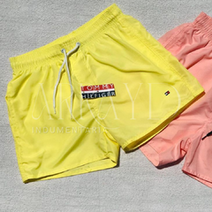 Imagen de REMERA TOMMY LISA 2x1 + SHORT DE BAÑO TOMMY DE REGALO