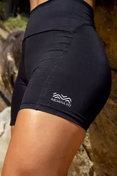 SHORTS COM RECORTE PRETO