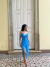 Vestido mídi decote V azul oceano na internet