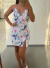 Vestido decote v curto estampa araras