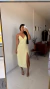 Vestido midi amarelo decote v e fenda frontal na internet