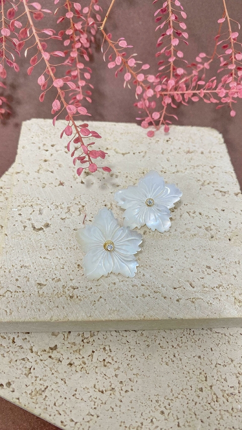 Brinco Flor Madrepérola