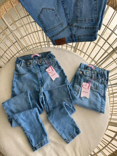 Calça skinny Essencial na internet