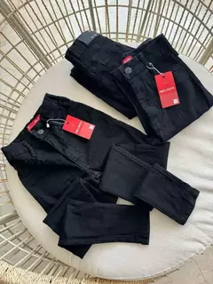 Calça Jean Skinny Melinda Preta na internet