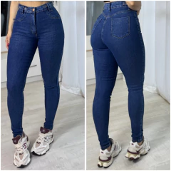 Calça skinny Essencial na internet