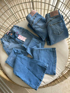 Calça Flare Melinda na internet