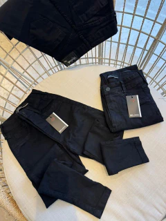 Calça skinny Essencial na internet