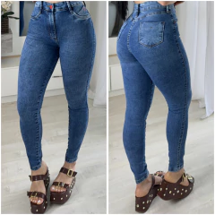 Calça skinny Essencial na internet