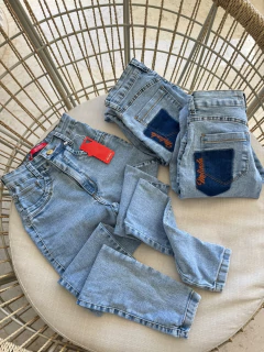 Calça skinny Essencial na internet