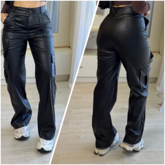 Calça wide couro P.U na internet