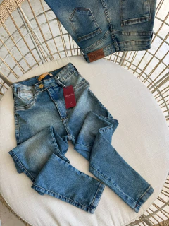 Calça skinny Essencial na internet