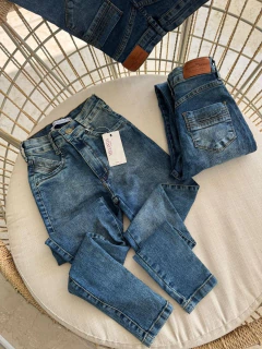 Calça skinny Essencial na internet