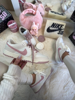 Nike SB Dunk - manteiga/flamingo - Dezenove Streetwear