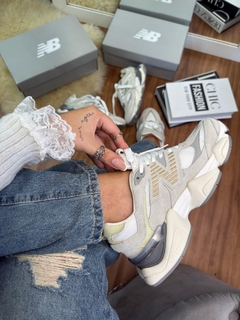 New Balance 9060 - Bege/Cinza - loja online