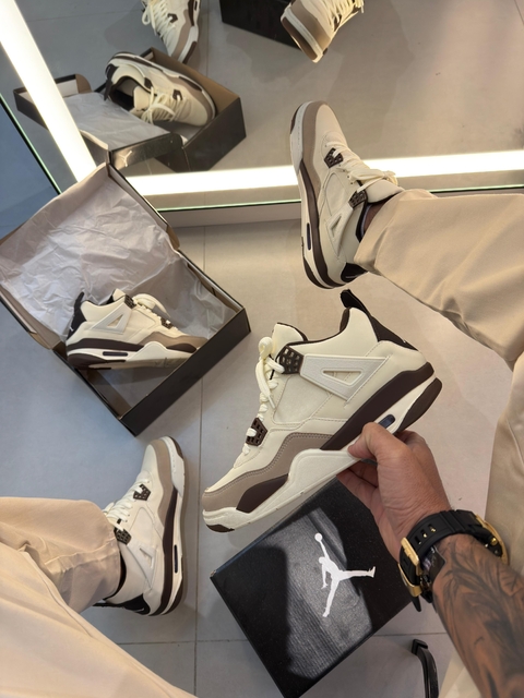 Jordan 4 Retrô - Off/Marrom