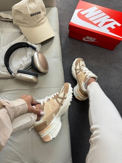 Nike V2K - Bege/Off na internet