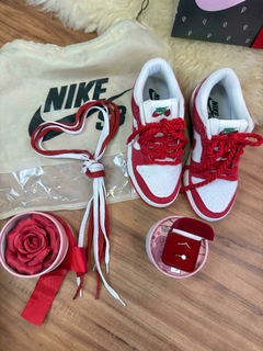 Nike Sb Dunk x Valentines Day In Roses Red na internet