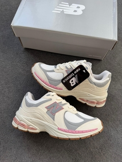 New Balance 2002 - Off/Cinza/Rosa - loja online