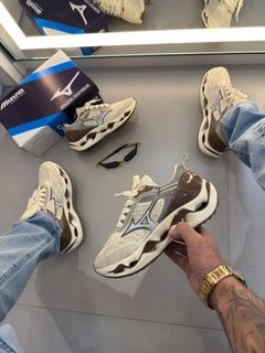 Mizuno Wave Stratos 3 - Branco/Marrom/Cinza - loja online
