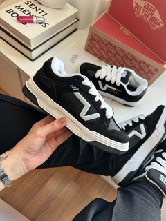 Vans Upland - Preto/Branco - comprar online