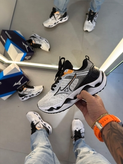 Mizuno Wave Stratos 3 - Branco/Preto - Dezenove Streetwear