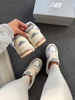 New Balance 2002 - Off/Cinza/Rosa - Dezenove Streetwear