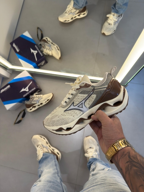 Mizuno Wave Stratos 3 - Branco/Marrom/Cinza